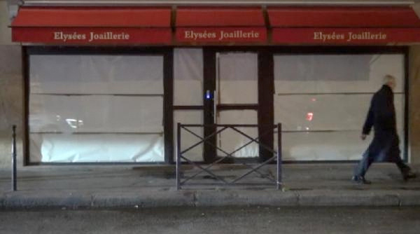Paris'te dükkânlar metal ve tahta plakalarla kapatıldı