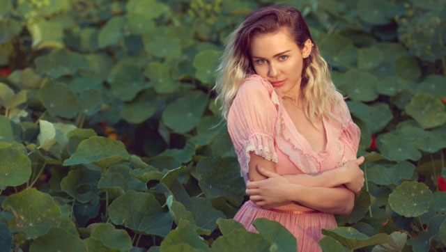 Miley Cyrus yeni albümünü çıplak fotoğrafıyla tanıttı