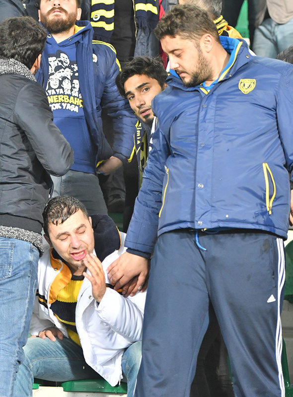 Akhisar'da Fenerbahçe tribününde kan aktı!