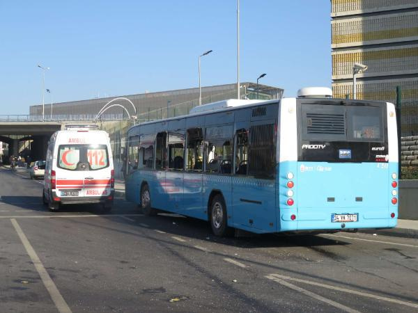 Üsküdar'da otobüs durağa girdi olay yerinden görüntüler