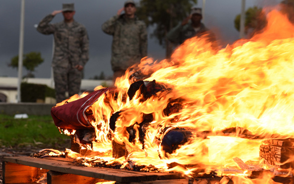 İncirlik'te ABD bayrağı yakıldı asker başında nöbet tuttu