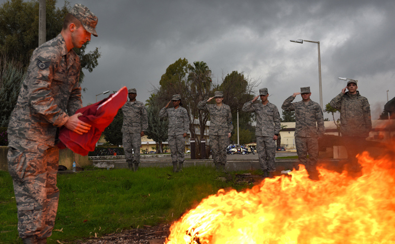 İncirlik'te ABD bayrağı yakıldı asker başında nöbet tuttu
