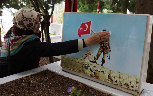 Şehit oğluna Afrin'deki kahramanlıkları anlatıyor