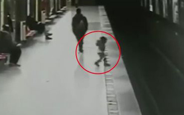 Metroda korku dolu anlar! Küçük çocuk son anda kurtarıldı