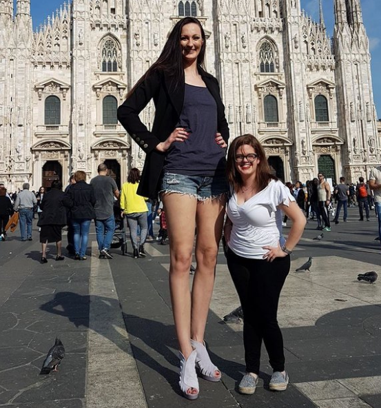Görenlerin ağzı açık kalıyor! İşte Rusya'nın en uzun boylu kadını 