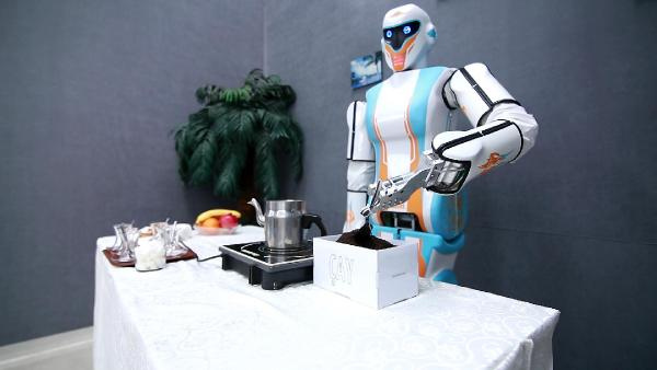 Yanlış duymadınız! İnsansı robot, 'Erik Dalı' oynuyor