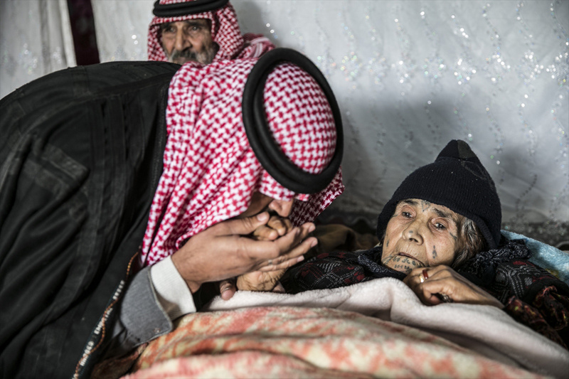 PYD'li teröristlerin yaraladığı annesini 6 saat sırtında taşıdı