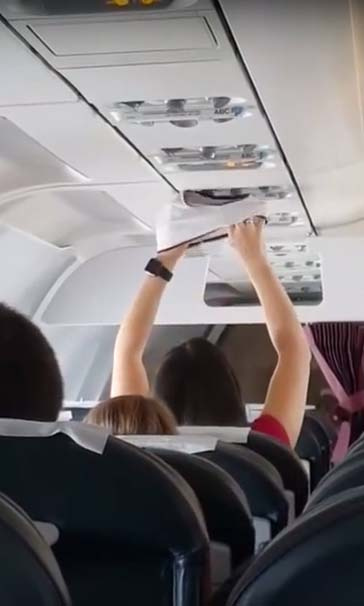 Uçakta herkesin gözü önünde külotunu  çıkarttı ve...