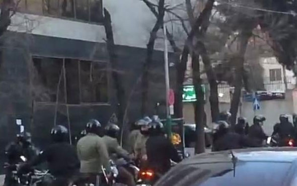 İran'da polisle tarikat mensupları çatıştı