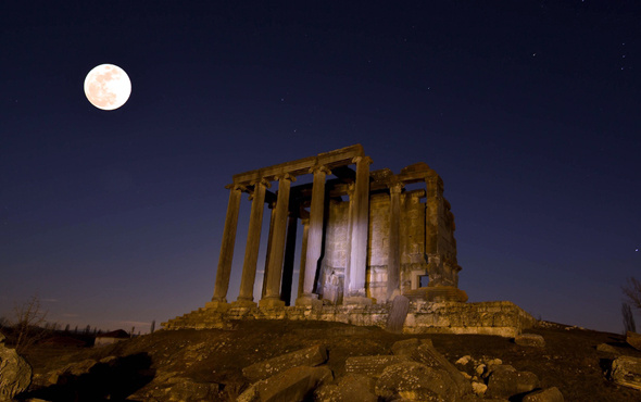 Zeus Tapınağı'nda "Süper Kanlı Mavi Ay" tutulması