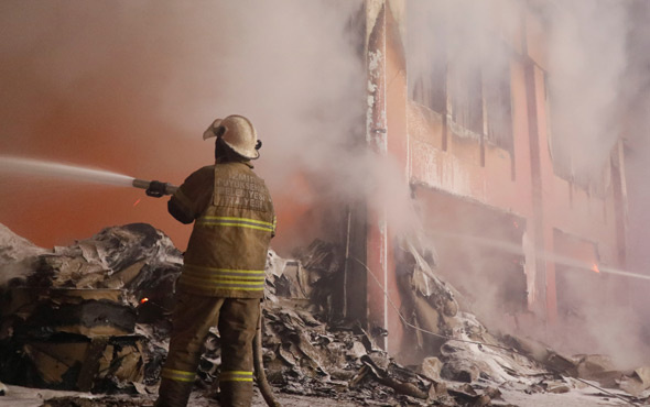 İzmir'de kağıt fabrikası alev alev yandı