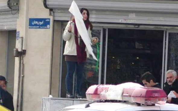 İran 'Beyaz Çarşamba'yı bastı! 29 kadın tutuklandı