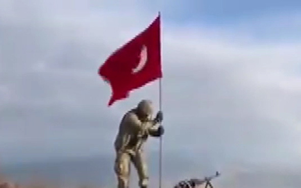Darmık Dağı'na komandolar tarafından Türk bayrağı dikilmesi