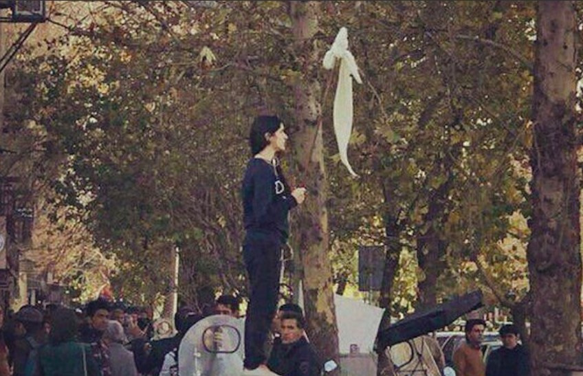 İran'da 'başörtüsünü çıkarma' eylemleri artıyor