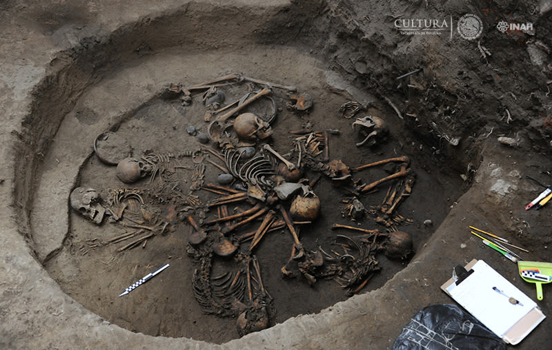 Arkeologlardan inanılmaz buluş! 10 iskelet iç içe...