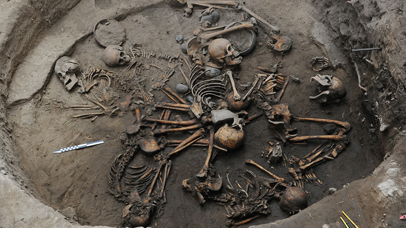 Arkeologlardan inanılmaz buluş! 10 iskelet iç içe...