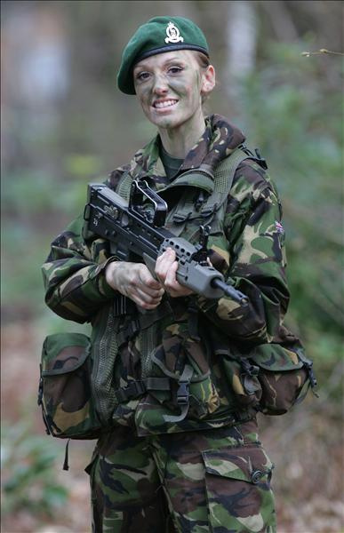 'Asker Barbie' erkek askerlerin yaşattığı cehennemi anlattı...