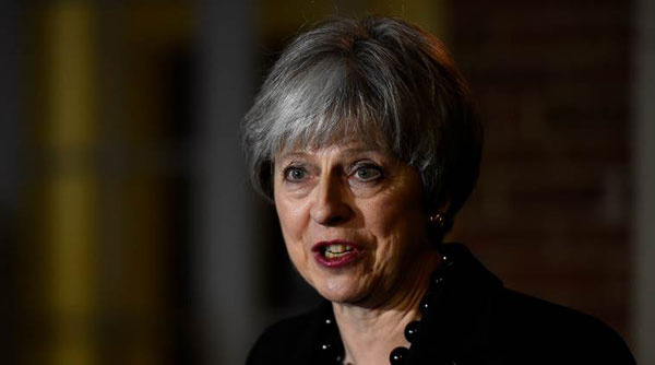 İngiltere Başbakanı May başını örttü bakın neden?
