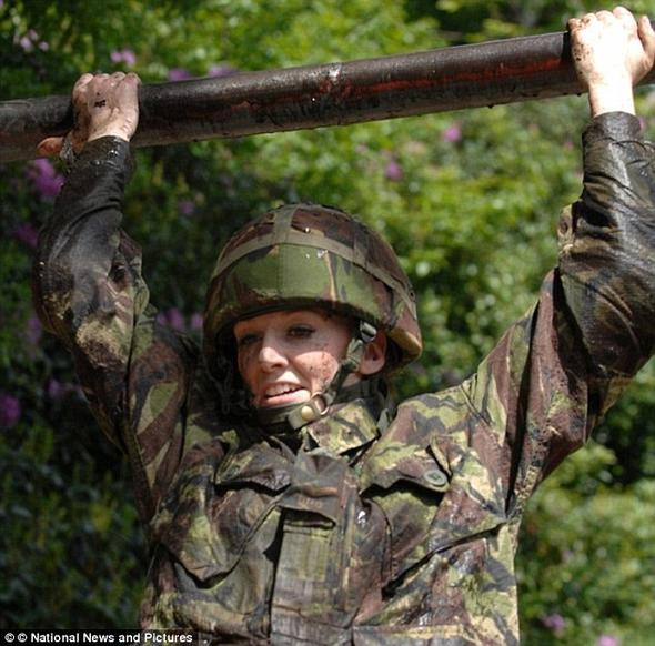 'Asker Barbie' orduda cehennemi yaşamış