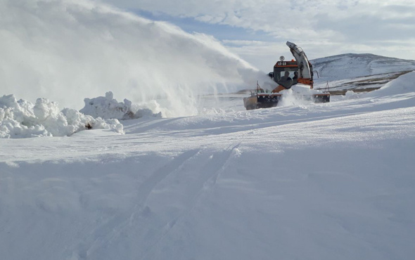 Ardahan'da kar ve tipi nedeniyle kapanan yollar ulaşıma açıldı