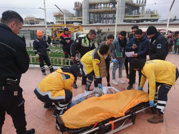 Taksim Meydanı'nda kendini yaktı