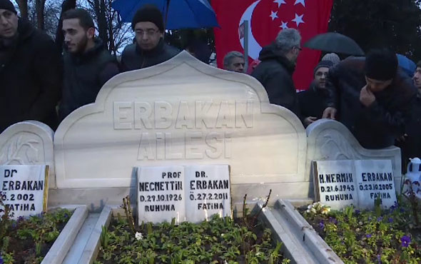 Necmettin Erbakan, mezarı başında anıldı