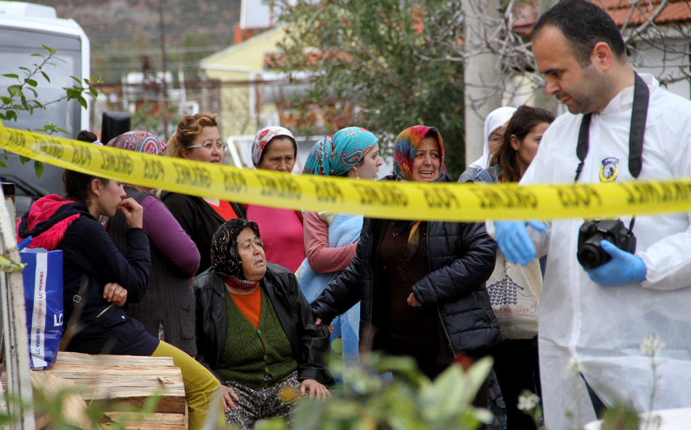 Fethiye'de baba vahşeti: Gelinini öldürdü, oğlunu yaraladı!