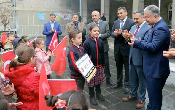 Minik öğrencilerden Mehmetçiğe 6 bin liralık bağış