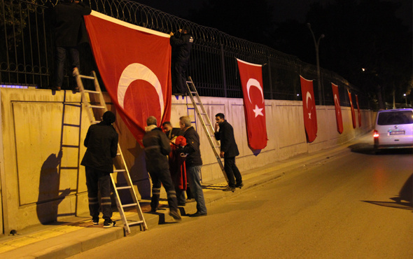 Skandal! NATO komutanı Türk bayraklarını indirmek istedi