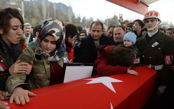 Türkiye şehitlerine ağlıyor! Yürek yakan kareler