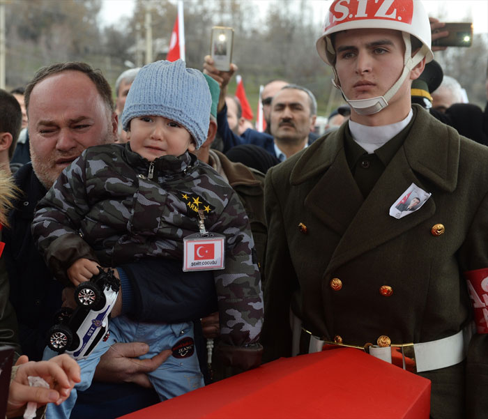 Türkiye şehitlerine ağlıyor! Yürek yakan kareler