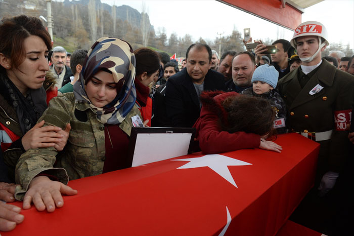 Türkiye şehitlerine ağlıyor! Yürek yakan kareler