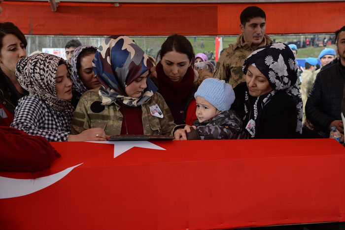 Türkiye şehitlerine ağlıyor! Yürek yakan kareler