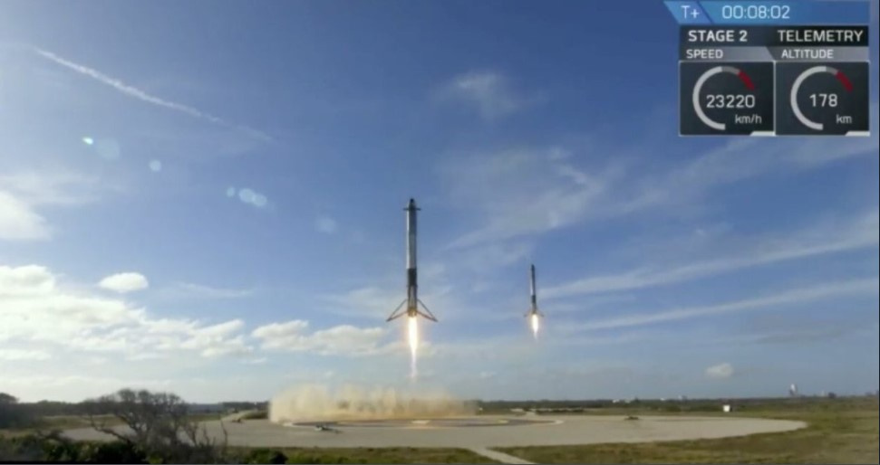 Falcon Heavy test uçuşu başarıyla gerçekleşti: Tesla uzayda!