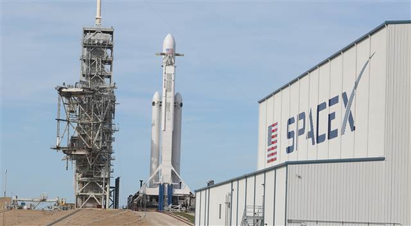 Falcon Heavy test uçuşu başarıyla gerçekleşti: Tesla uzayda!