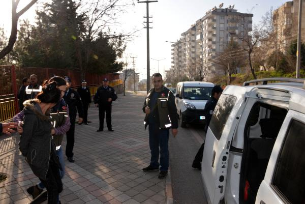 Kadın polis izin gününde canlarına okudu