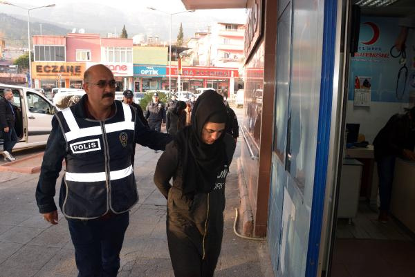 Kadın polis izin gününde canlarına okudu