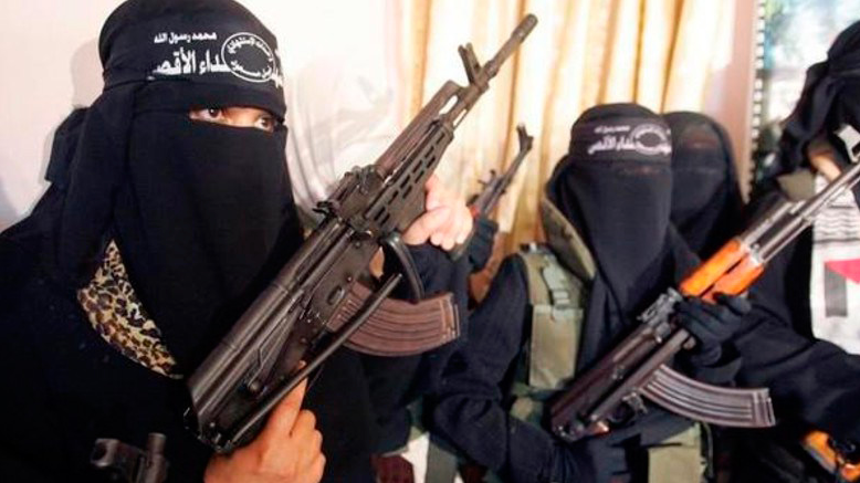 İlk kez ortaya çıktılar! DAEŞ kadın teröristleri sahaya sürdü