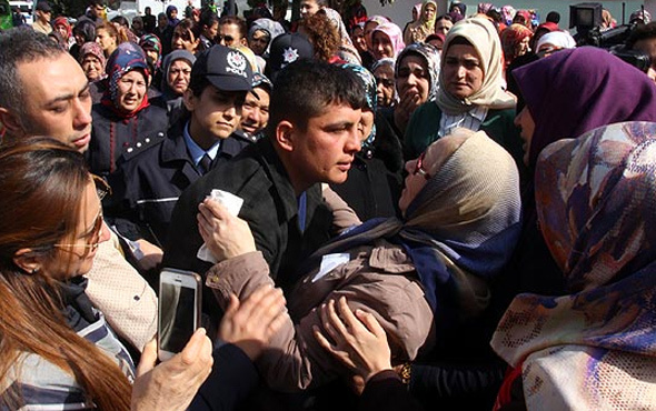 Şehit annesi oğlunun silah arkadaşına sordu gözyaşları sel oldu!