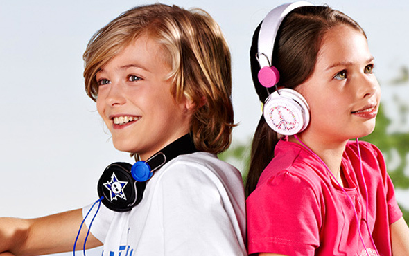 Çocuklar günde 1 saatten fazla kulaklık kullanmamalı
