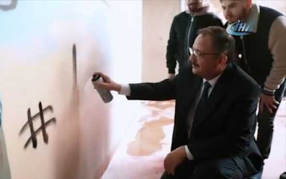 Bakan Özhaseki eline spreyi aldı grafiti yaptı