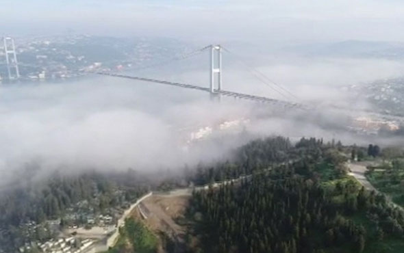 İstanbul Boğazı'na çöken sis kartpostallık görüntüler oluşturdu