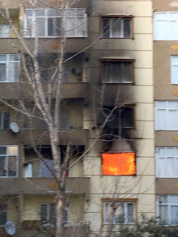 Kirayı isteyen ev sahibine kızdı daireyi ateşe verdi