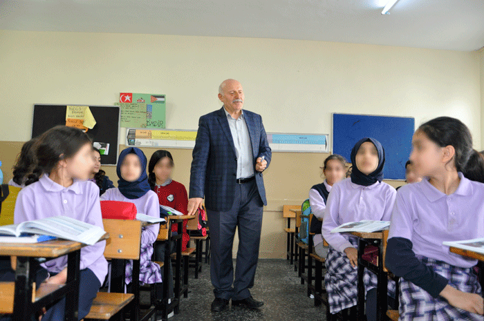 Öğrenci velisi öğretmene böyle saldırıdı! Şok görüntüler...