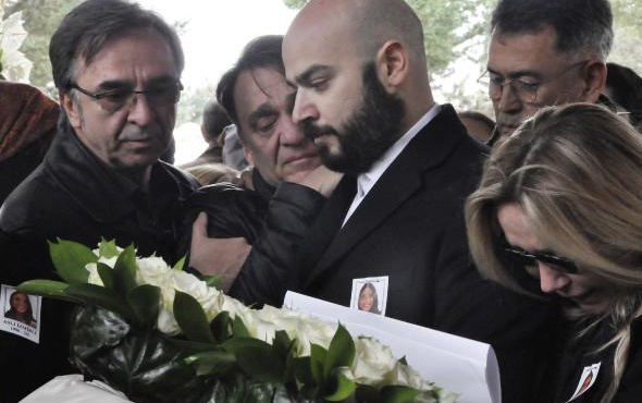 Uçak kazasında ölen Ayşe And ve Aslı İzmirli'nin cenaze töreni