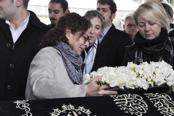 Uçak kazasında ölen Ayşe And ve Aslı İzmirli'nin cenaze töreni