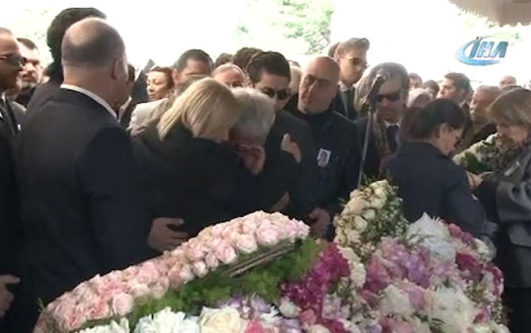 Mina Başaran'ın babası Hüseyin Başaran cenazede yıkıldı
