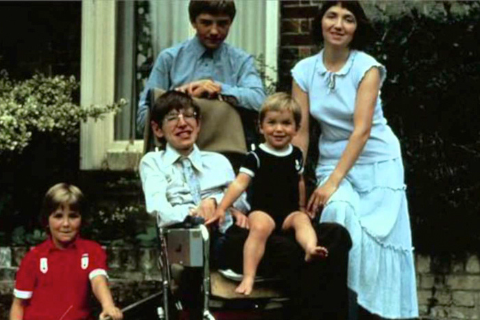 Stephen Hawking'in eşi ve çocukları! İlk karısını ikinciyle aldatınca..