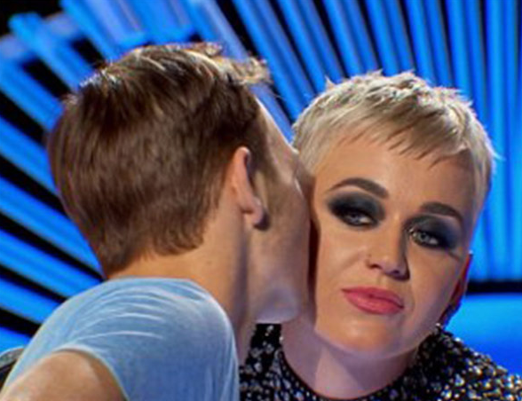 Kimse bunu beklemiyordu! Katy Perry'nin öpücüğü şok etti