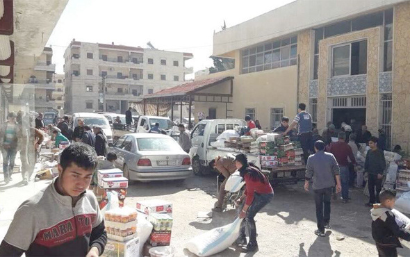 Afrin'de halk YPG'nin depolarını basıp yağmaladı